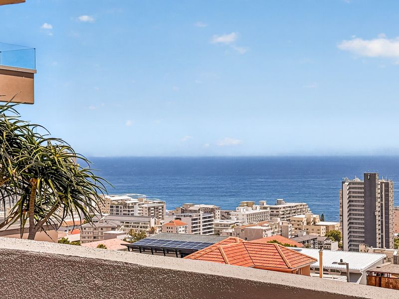 Modern Apartment with a Private Garden Patio, High Up in Sea Point. - Photo 4