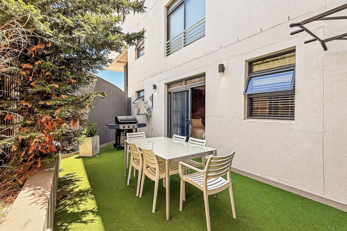 Modern Apartment with a Private Garden Patio, High Up in Sea Point. - Photo 2