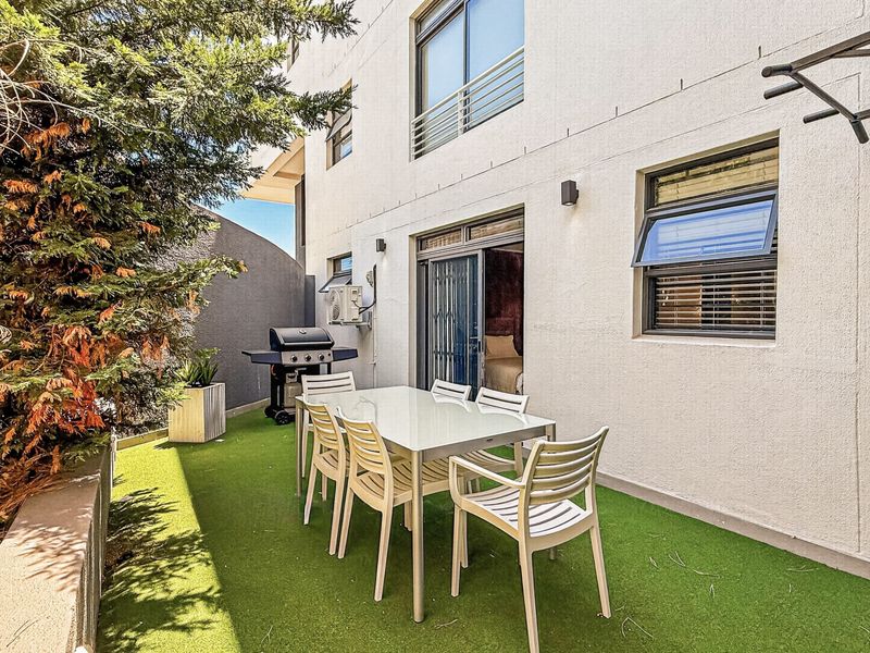Modern Apartment with a Private Garden Patio, High Up in Sea Point. - Photo 2