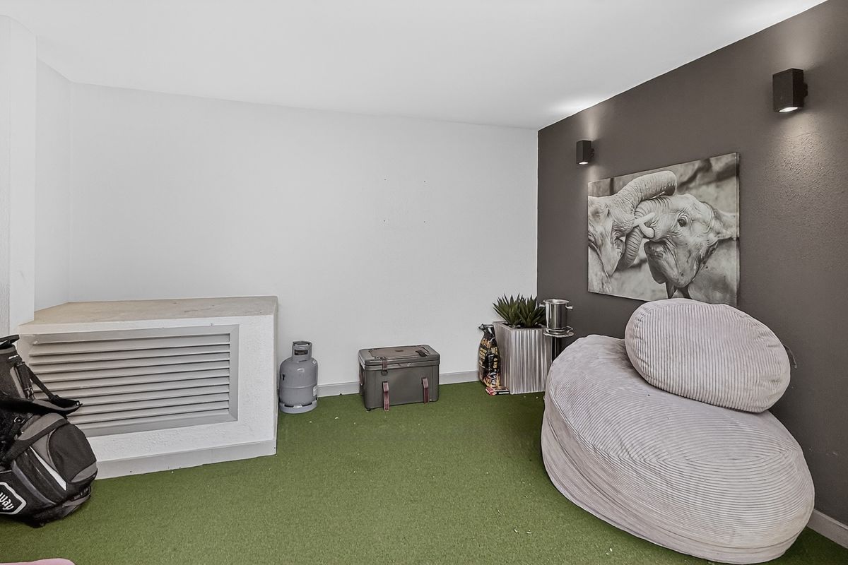 Modern Apartment with a Private Garden Patio, High Up in Sea Point. - Photo 5