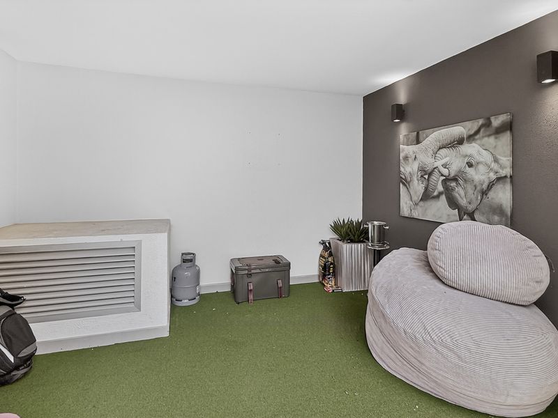 Modern Apartment with a Private Garden Patio, High Up in Sea Point. - Photo 5