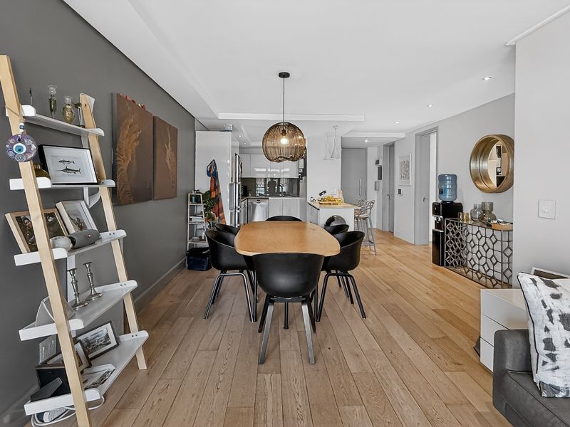 Modern Apartment with a Private Garden Patio, High Up in Sea Point. - Photo 10