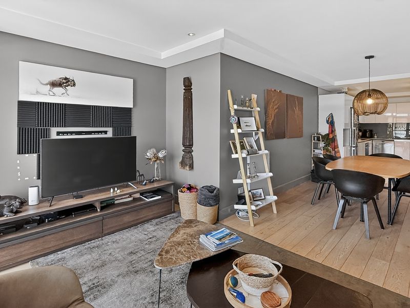 Modern Apartment with a Private Garden Patio, High Up in Sea Point. - Photo 9