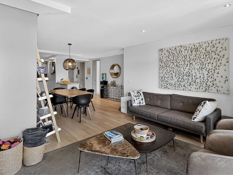 Modern Apartment with a Private Garden Patio, High Up in Sea Point. - Photo 8