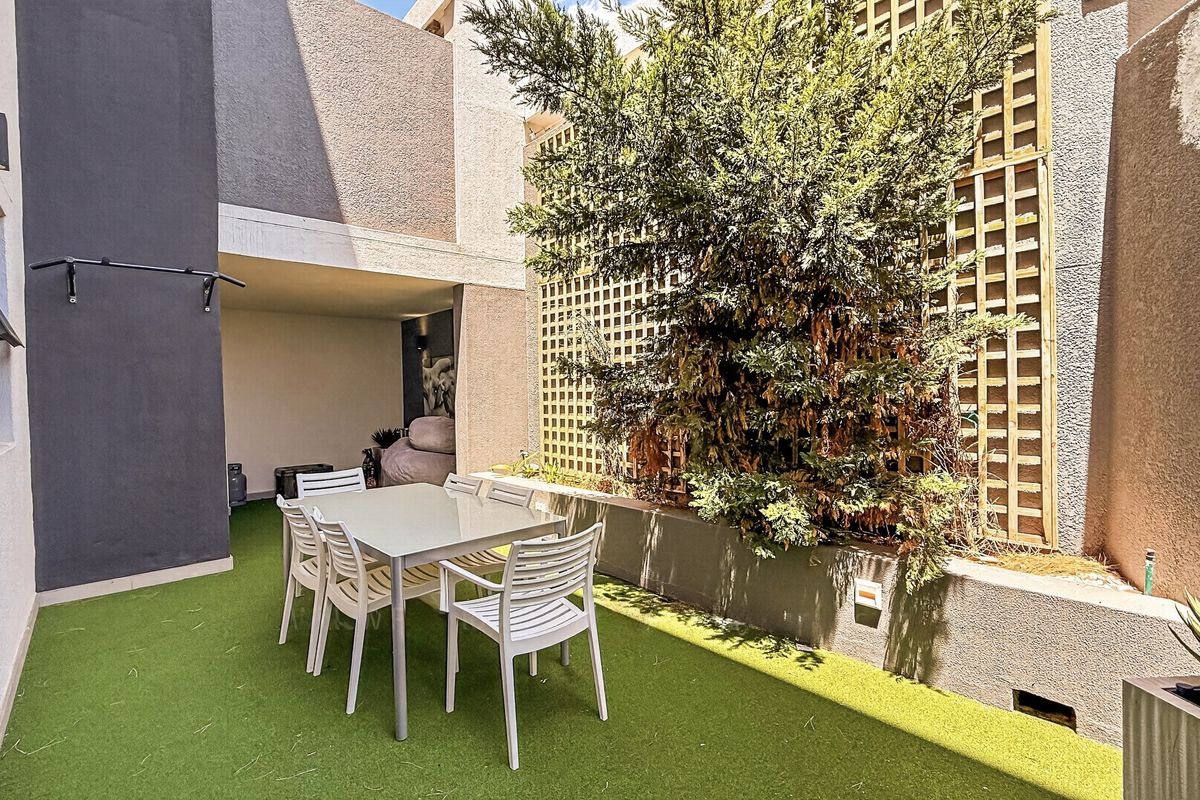 Modern Apartment with a Private Garden Patio, High Up in Sea Point. - Photo 3