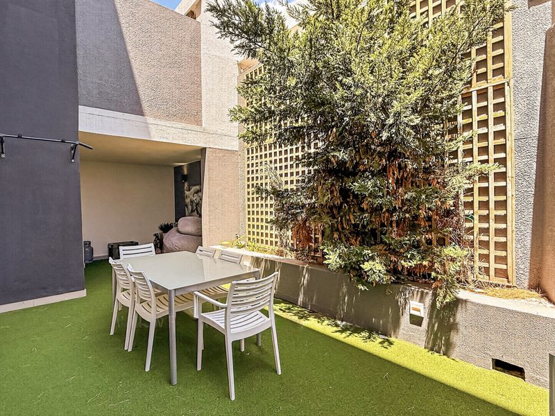 Modern Apartment with a Private Garden Patio, High Up in Sea Point. - Photo 3