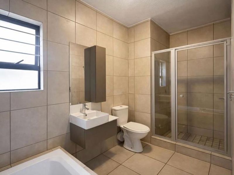 Garden Unit 3 Bed, 2 Bath. - Photo 7