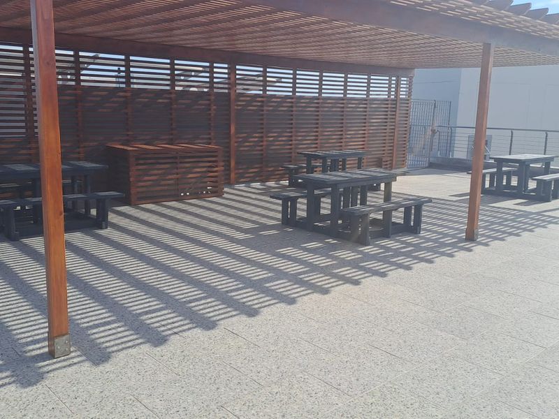 Contemporary 1 Bedroom Rental – Ideal for Professionals or Couples - Photo 2