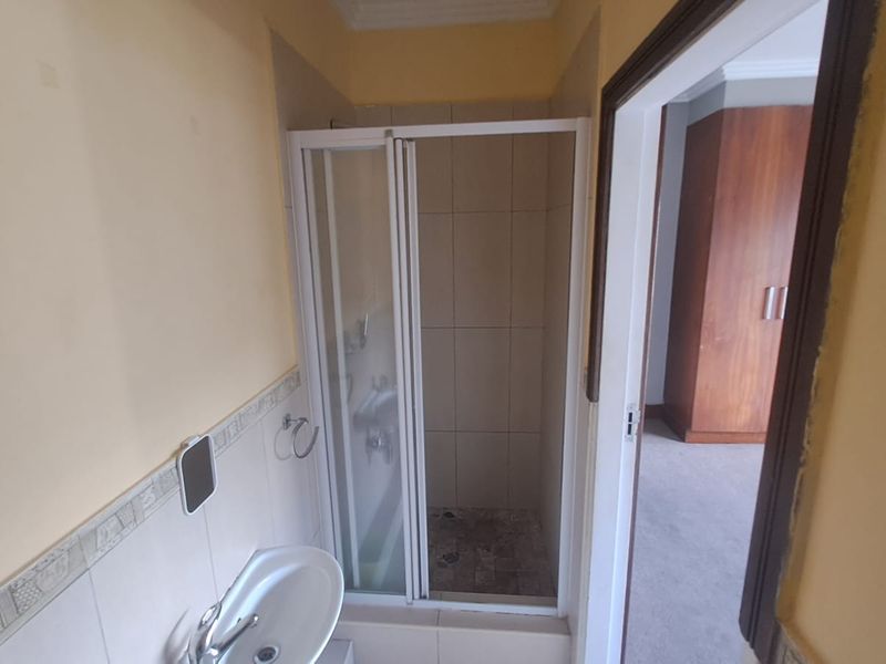 Contemporary 1 Bedroom Rental – Ideal for Professionals or Couples - Photo 9