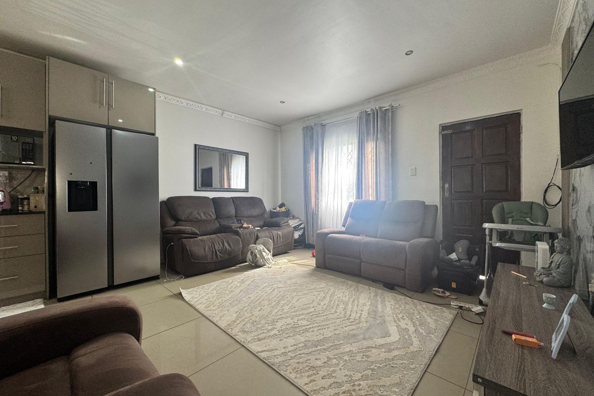 Spacious 3-bedroom House For Sale. - Photo 2