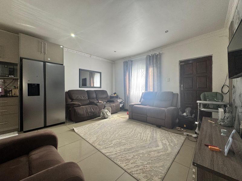 Spacious 3-bedroom House For Sale. - Photo 2