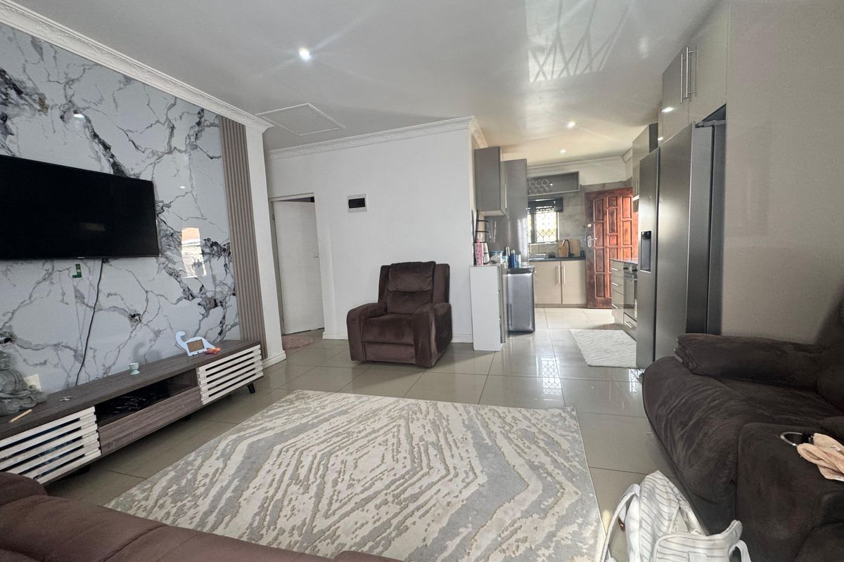 Spacious 3-bedroom House For Sale. - Photo 3