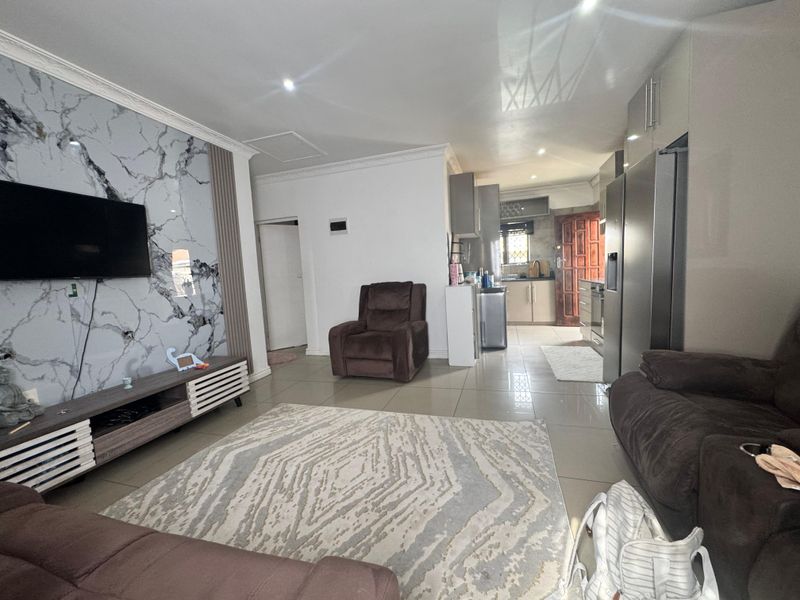Spacious 3-bedroom House For Sale. - Photo 3