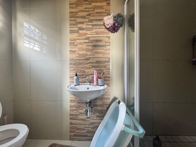 Spacious 3-bedroom House For Sale. - Photo 6