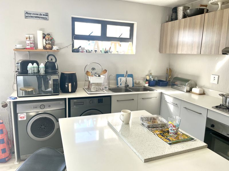 3 Bedrooms PLUS Loft Penthouse. - Photo 4