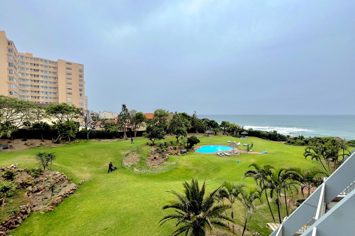 Fully Furnished Elegant Beachfront Investment Apartment with Direct Beach Access in Umhlanga Rocks - Photo 2