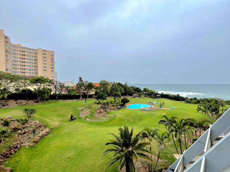 Fully Furnished Elegant Beachfront Investment Apartment with Direct Beach Access in Umhlanga Rocks - Photo 2