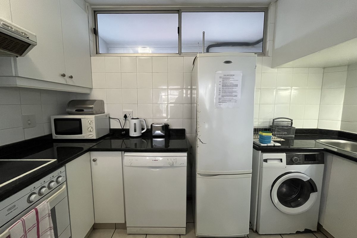 Fully Furnished Elegant Beachfront Investment Apartment with Direct Beach Access in Umhlanga Rocks - Photo 5