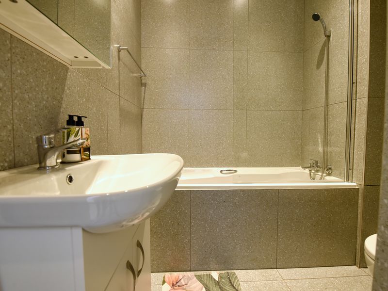 Spacious three bedroom apartment available immediately - Photo 7