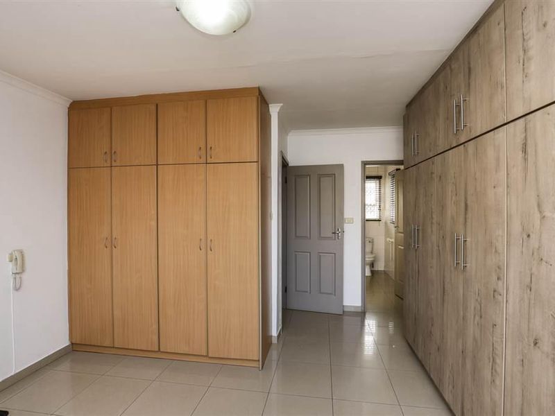 4 Bedroom Townhouse in Effingham For Sale. - Photo 2