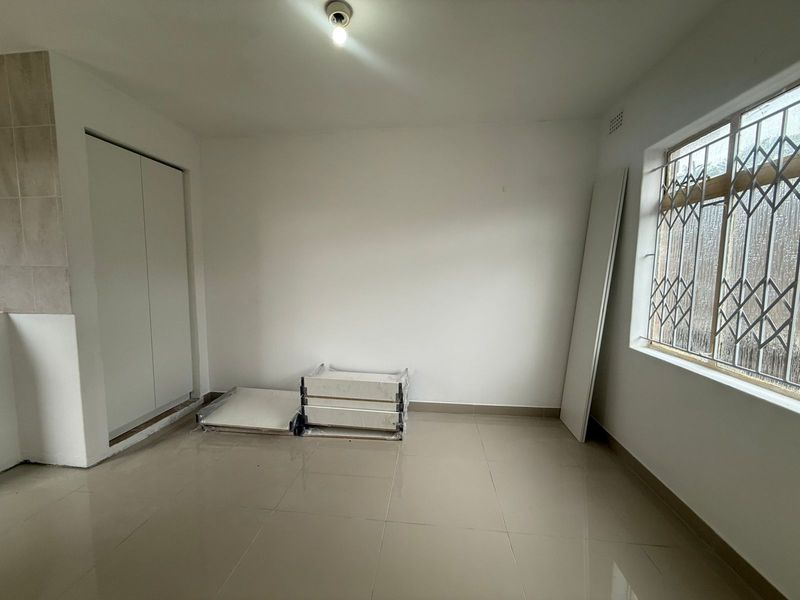 Newly renovated bachelor cottage - Photo 4