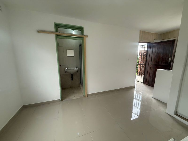 Newly renovated bachelor cottage - Photo 5