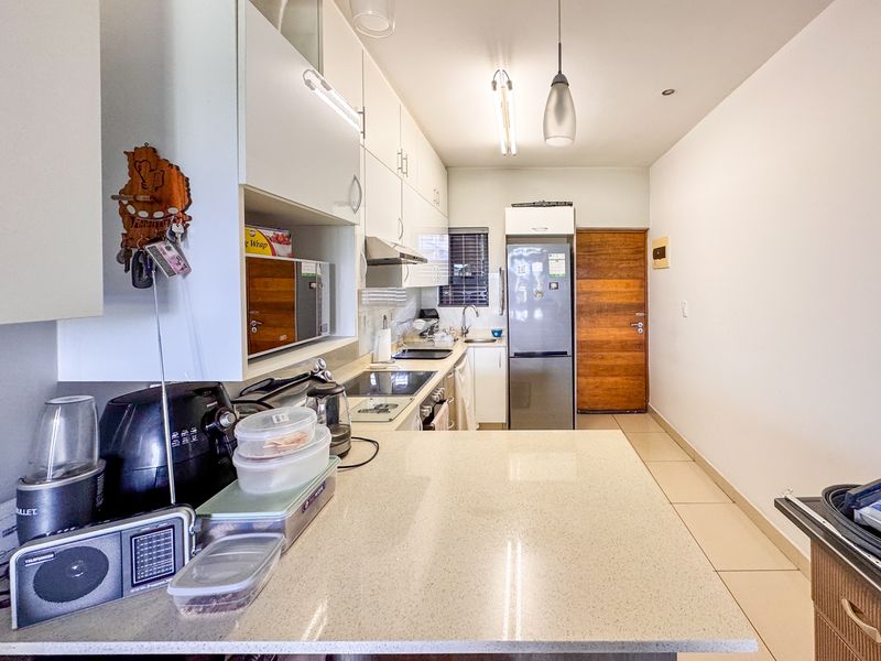 Modern Luxury Living | Stylish 2 Bed, 2 Bath at Le Boulevard - Photo 4