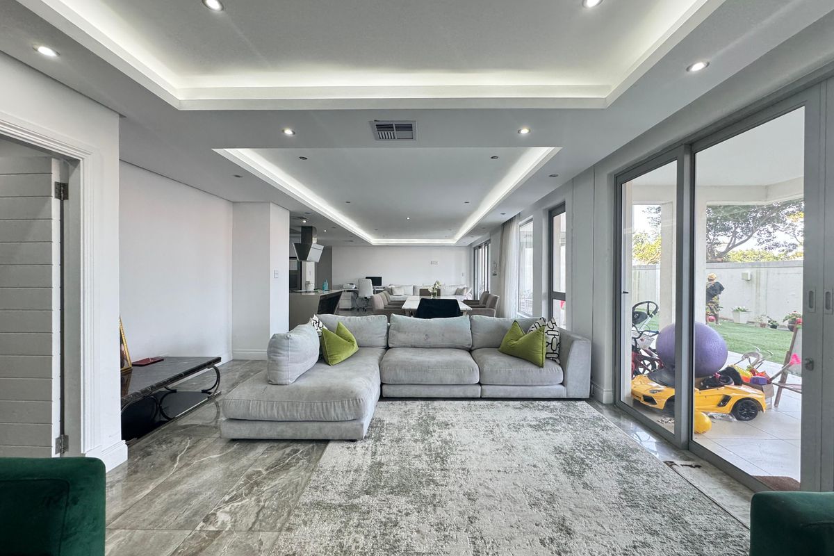 Luxurious 333 sqm Penthouse Garden Corner Apartment To Let. - Photo 2