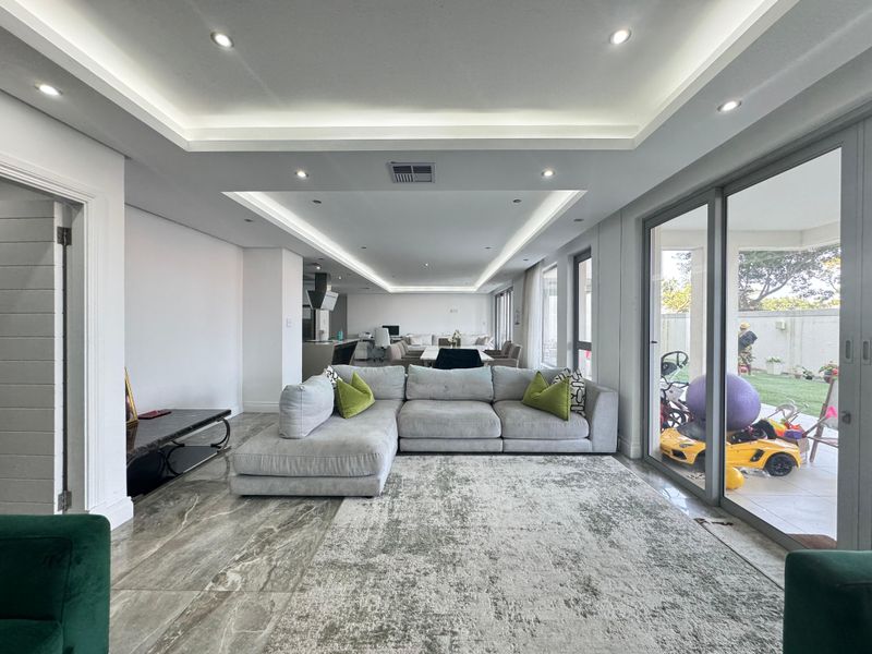 Luxurious 333 sqm Penthouse Garden Corner Apartment To Let. - Photo 2