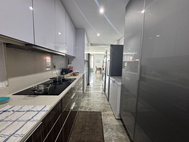 Luxurious 333 sqm Penthouse Garden Corner Apartment To Let. - Photo 8