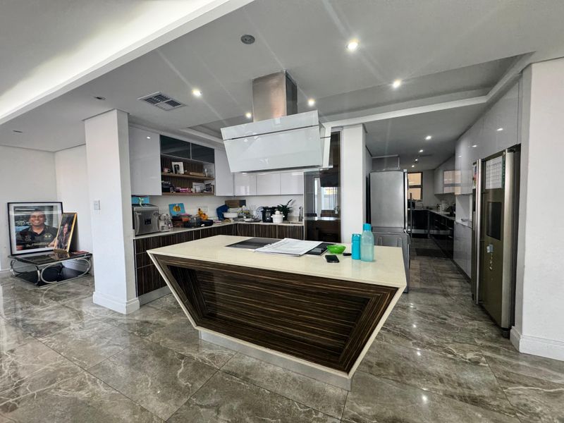 Luxurious 333 sqm Penthouse Garden Corner Apartment To Let. - Photo 6