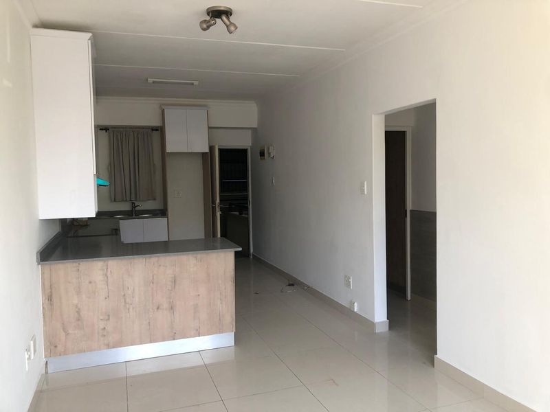Newly renovated two bedro0m apartment available immediately - Photo 2