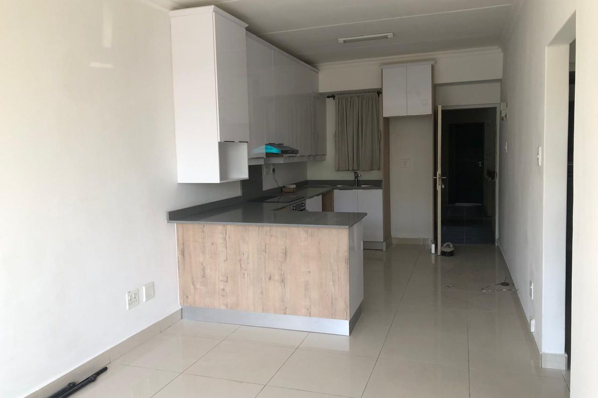 Newly renovated two bedro0m apartment available immediately - Photo 3