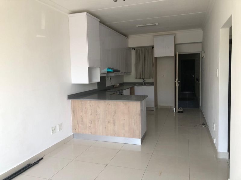Newly renovated two bedro0m apartment available immediately - Photo 3