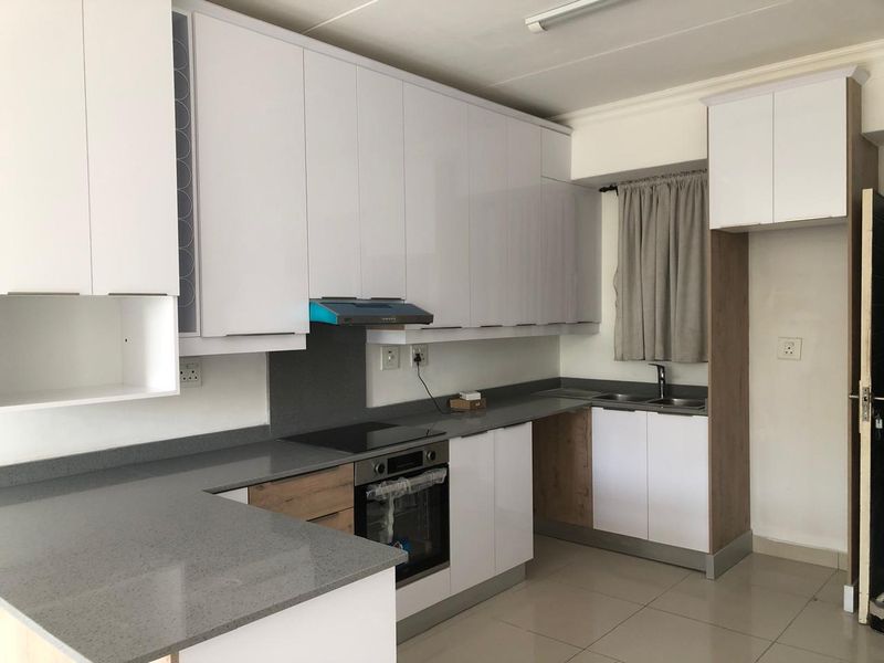 Newly renovated two bedro0m apartment available immediately - Photo 10