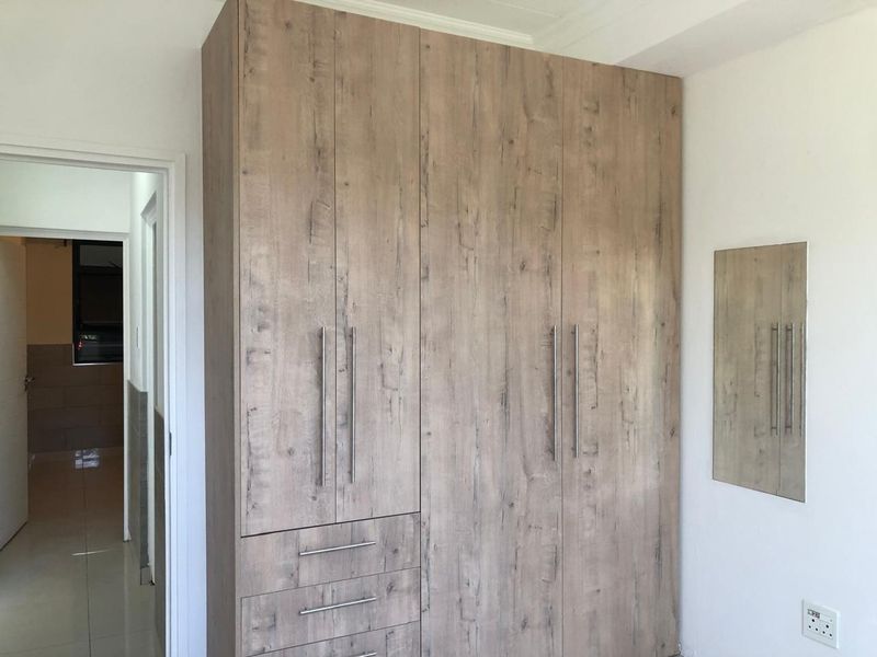 Newly renovated two bedro0m apartment available immediately - Photo 6