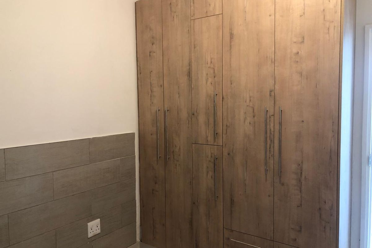 Newly renovated two bedro0m apartment available immediately - Photo 4