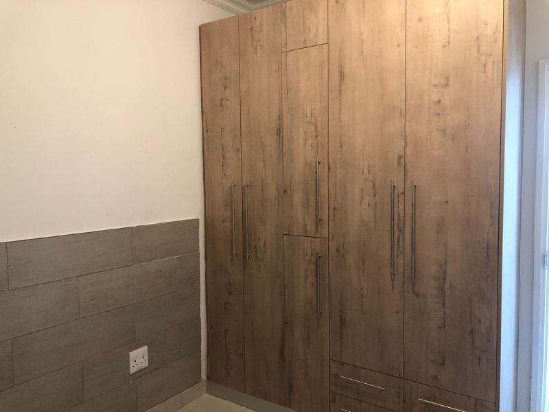 Newly renovated two bedro0m apartment available immediately - Photo 4