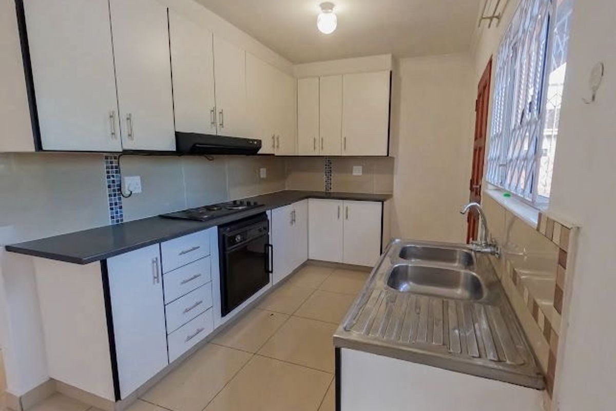 Contemporary 3 Bedroom Family Home on Expansive 1000m2 Property in Phoenix - Photo 4