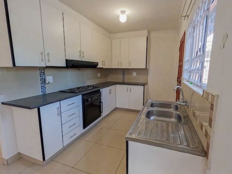 Contemporary 3 Bedroom Family Home on Expansive 1000m2 Property in Phoenix - Photo 4