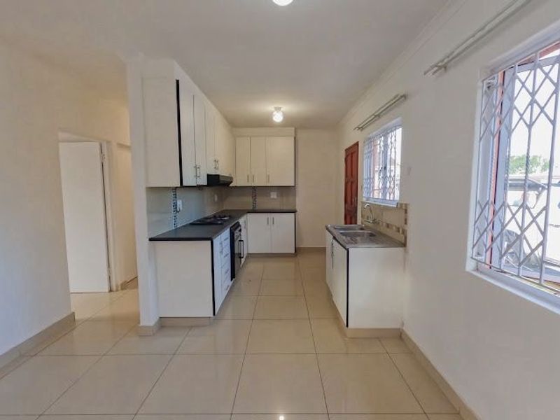 Contemporary 3 Bedroom Family Home on Expansive 1000m2 Property in Phoenix - Photo 3