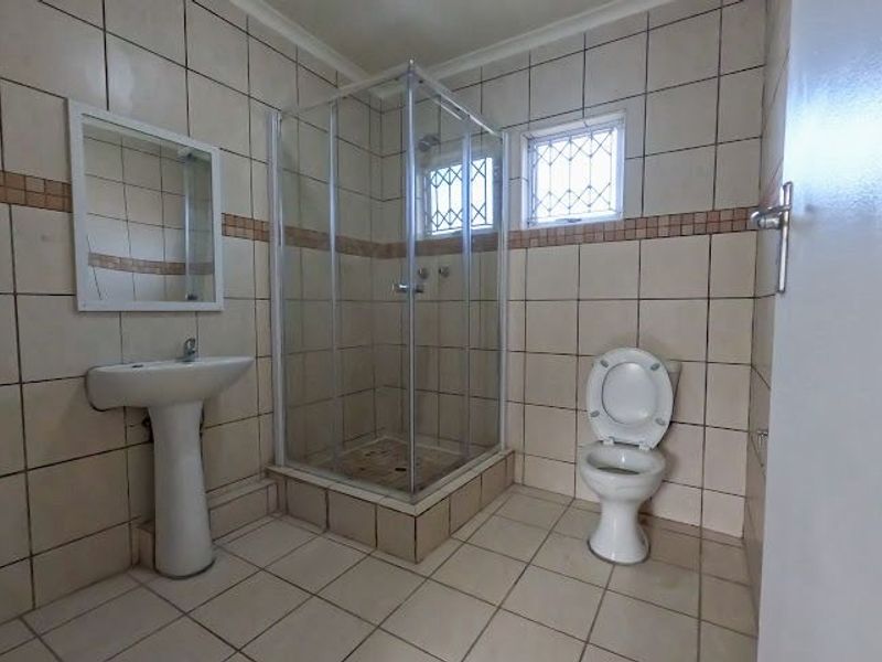 Contemporary 3 Bedroom Family Home on Expansive 1000m2 Property in Phoenix - Photo 10