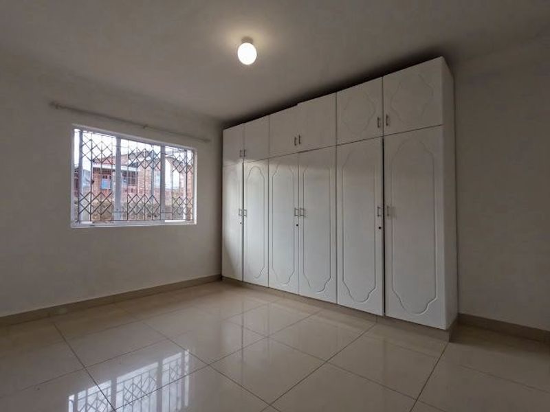 Contemporary 3 Bedroom Family Home on Expansive 1000m2 Property in Phoenix - Photo 8