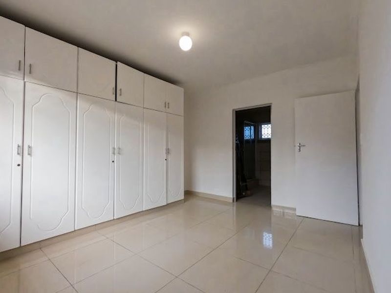 Contemporary 3 Bedroom Family Home on Expansive 1000m2 Property in Phoenix - Photo 7