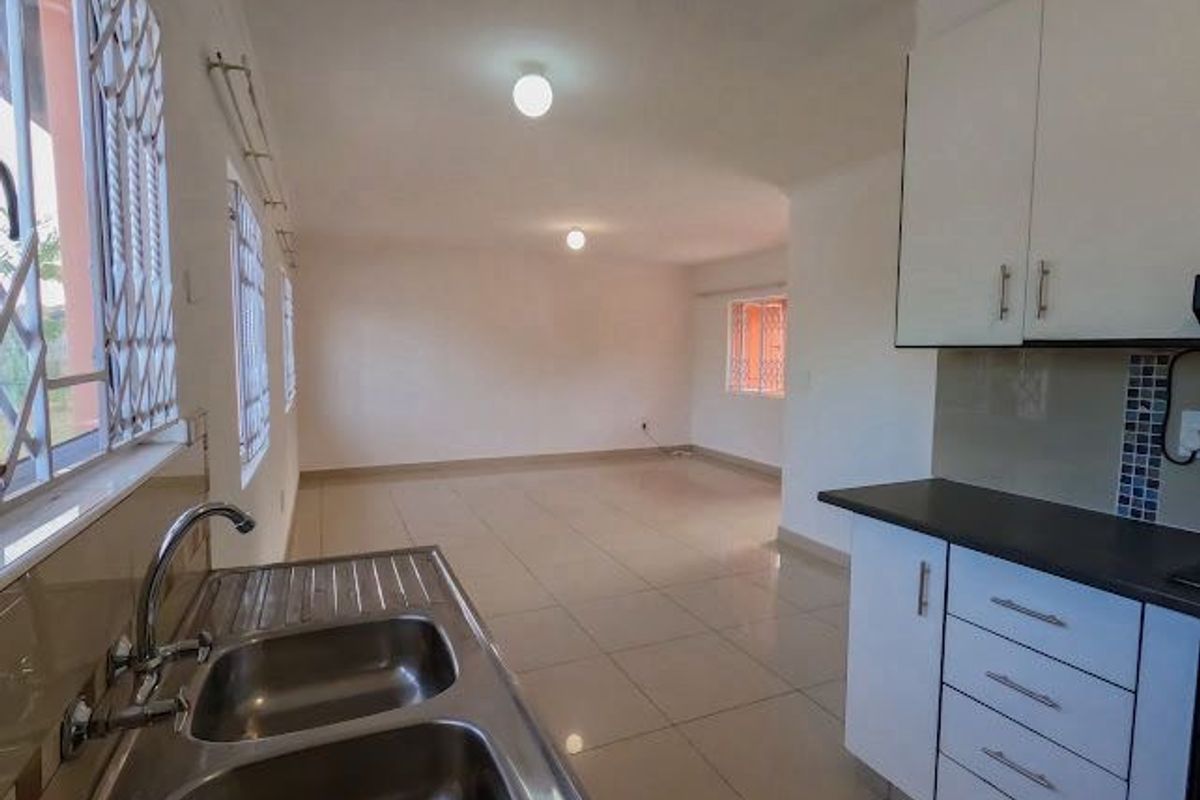 Contemporary 3 Bedroom Family Home on Expansive 1000m2 Property in Phoenix - Photo 5