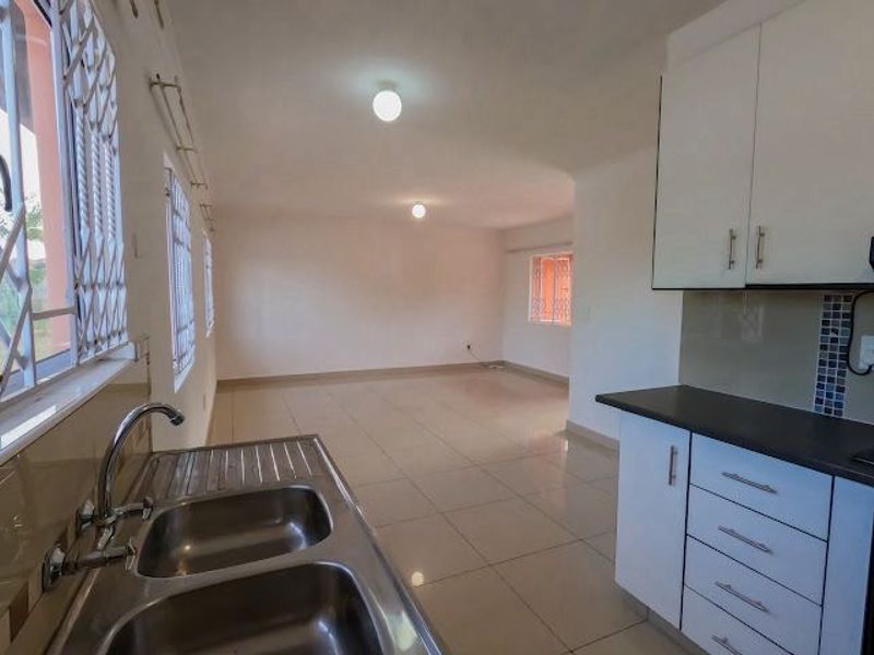 Contemporary 3 Bedroom Family Home on Expansive 1000m2 Property in Phoenix - Photo 5