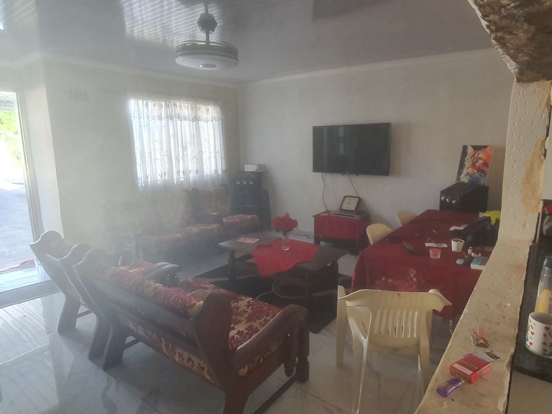 Three Bedroom Duplex Above Road Level and Spacious Yard in Greenbury For Sale - Photo 8