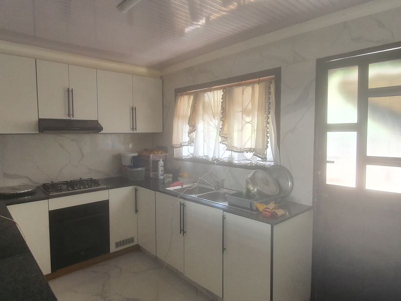 Three Bedroom Duplex Above Road Level and Spacious Yard in Greenbury For Sale - Photo 10