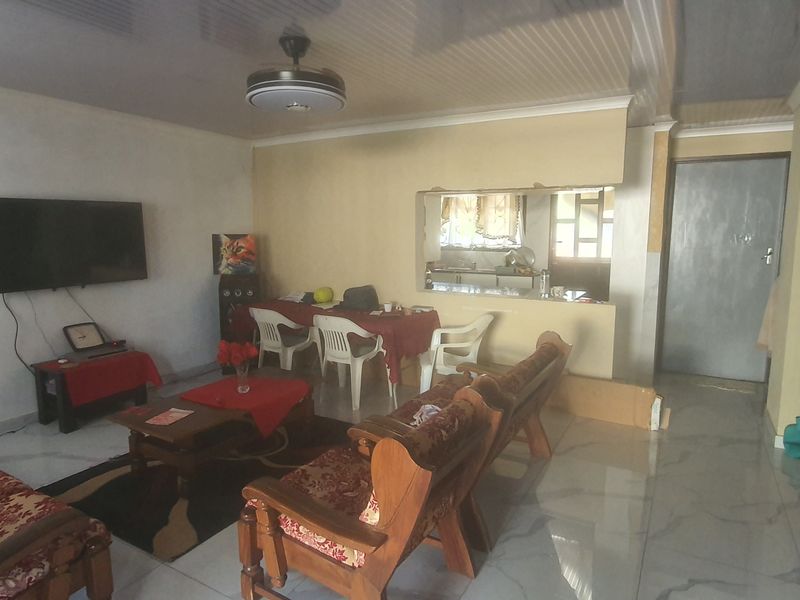 Three Bedroom Duplex Above Road Level and Spacious Yard in Greenbury For Sale - Photo 7