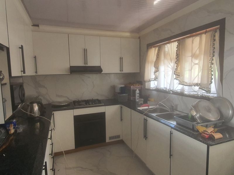 Three Bedroom Duplex Above Road Level and Spacious Yard in Greenbury For Sale - Photo 9